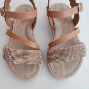 8101 Πέδιλο δερμάτινο ανατομικό με αγκράφα στον αστράγαλο και λουράκι με στράς μπροστά .