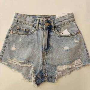 10049176 Σορτσάκι τζιν ξεβαμένο με σκισίματα