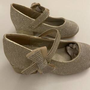 W7006 Μπαλαρίνα με τακούνι σε χρυσό, με μπαρέτα και φιόγκο στο πλάι