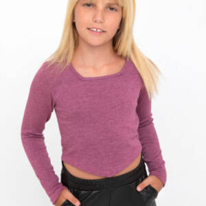 24/25-0381 Μπλουζάκι πλεχτό, με τετράγωνη λαιμόκοψη, και μύτη μπροστά.