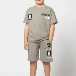 4594 Σετ βερμούδα με κοντομάνικο μπλουζάκι και τύπωμα μπρός-πίσω